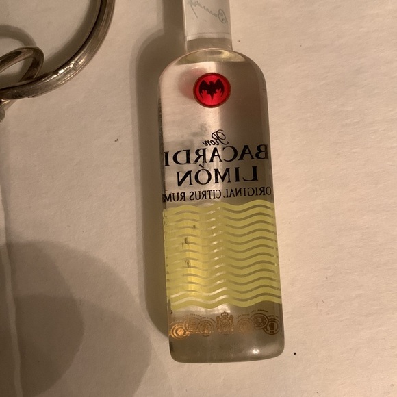 2 liquor keychains Bicardi Limon Murphys Irish amber - Picture 6 of 7